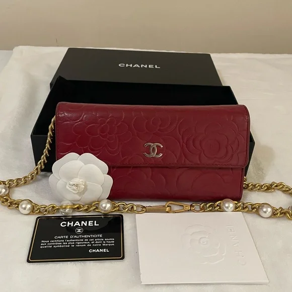Chanel Lambskin Camellia Embossed wallet - Picture 4 of 16